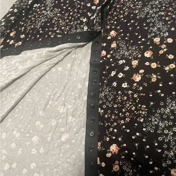 Latched Mama labor dress 2.0 size 1X black with rose floral pattern - Picture 2 of 11